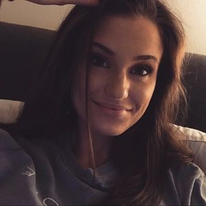 Meet your Posher, Caitlin